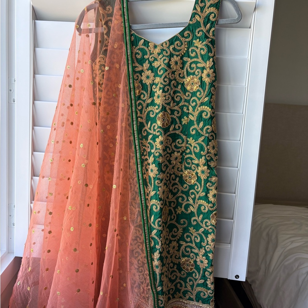 Indian Punjabi Green and Gold Sleeveless Churidar suit with Peach Dupatta XS